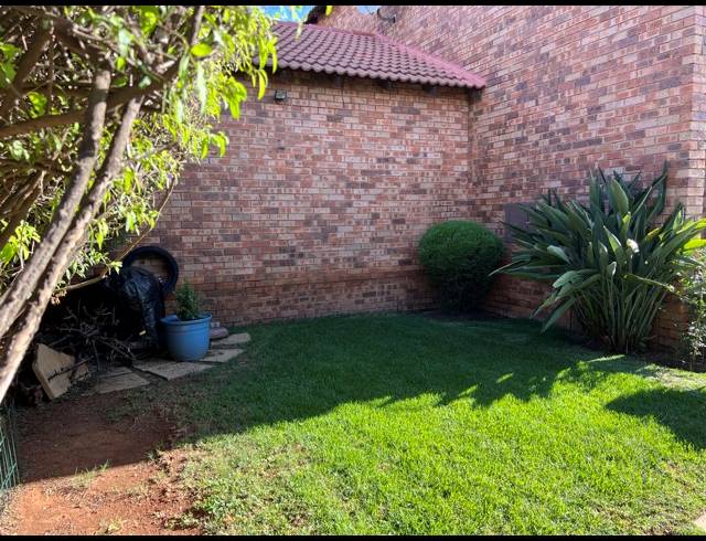 4 BEDROOM TOWNHOUSE FOR SALE IN SUNDOWNER